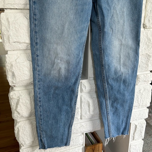 Levi’s Premium Mom Jean Straight Tapered Leg Raw Hem Medium Wash Denim Sz 26 - Picture 6 of 11